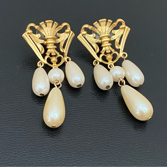 Vintage AVON Gold-tone Crest Victorian Revival Faux Pearl Drop Dangle Earrings - Picture 5 of 12